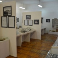 Őskori kiállítás korabeli leletekkel, régészeti és ásványgyűjtemény Ózdon