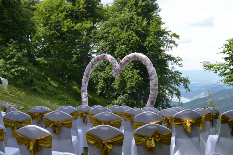 Különleges esküvői helyszín ajánlat a Pilisben, festői környezetben mesebeli kilátással Dobogókőn