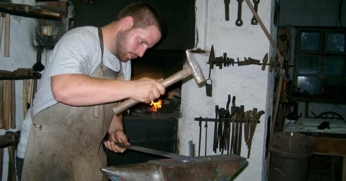 Bemutató kovácsolás a balaton-felvidéki Kovácsmúzeumban