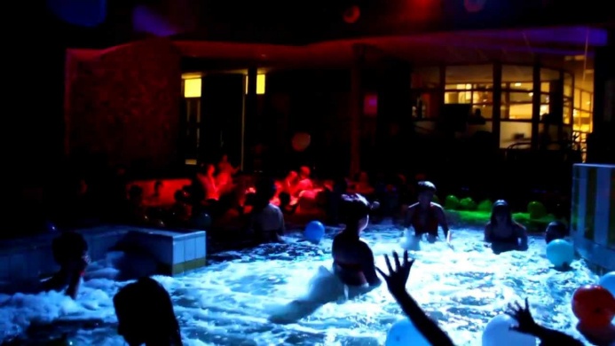Szezonnyitó éjszakai fürdőzés a Bogácsi Gyógy- és Strandfürdőben