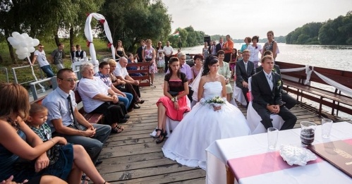 Esküvő hajó a Tisza-tavon, hajóbérlés a Szabics Kikötőben