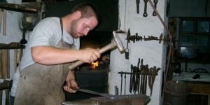 Bemutató kovácsolás a balaton-felvidéki Kovácsmúzeumban