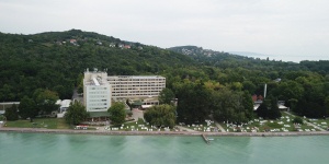 Club Tihany Üdülőfalu Hotel & Bungaló szállodai szobák és faházak közvetlenül a Balaton partján