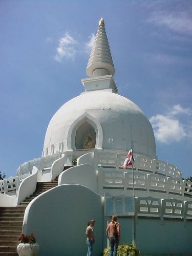 Buddhista szentély a hegytetőn