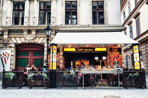 Ресторан паприка в будапеште. Венгрия кафе. Ресторан будапешт в москве. Венгерский ресторан. Венгерское кафе.