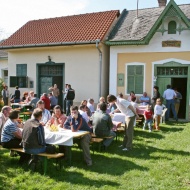 Emmausz-járás 2019. Húsvéthétfői vigasság a bólyi Pincefaluban Emmausz-járás 2019. Húsvéthétfői vigasság a bólyi Pincefaluban