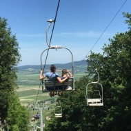 Libegő Sátoraljaújhely, repülő székekkel a Zemplén Kalandpark felett a Magas-hegyi kilátóig Libegő Sátoraljaújhely, repülő székekkel a Zemplén Kalandpark felett a Magas-hegyi kilátóig