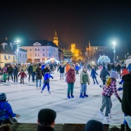 Adventi korcsolyapálya Győrben a Dunakapu téren Adventi korcsolyapálya Győrben a Dunakapu téren