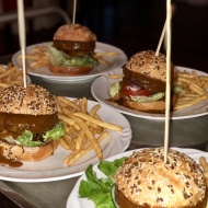 Balatoni hamburger különlegességek! BBQ és Classic Burger duplahússal a Hubertus Hof Étteremben Balatoni hamburger különlegességek! BBQ és Classic Burger duplahússal a Hubertus Hof Étteremben