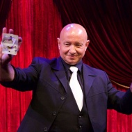 Bűvész show Budapest 2018. Óévi varázslatok az Újpesti Rendezvénytér színháztermében Bűvész show Budapest 2018. Óévi varázslatok az Újpesti Rendezvénytér színháztermében