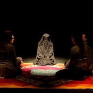 A szőnyeg, meditatív sivatagi utazás egy négy fős társaság szemlélődő tagjaként A szőnyeg, meditatív sivatagi utazás egy négy fős társaság szemlélődő tagjaként