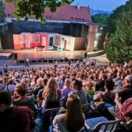 Pécsi Nyári Színház 2024. Káptalan kert