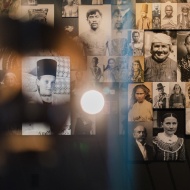 ZOOM - Perspektívaváltás, a Néprajzi Múzeum új állandó kiállítása Budapesten ZOOM - Perspektívaváltás, a Néprajzi Múzeum új állandó kiállítása Budapesten