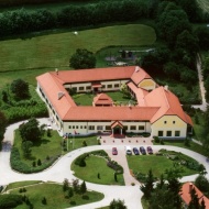 Vidéki pihenés a Bakonyban, kapcsolódjon ki a Zirc közeli, erdő övezte Hotel Szépalmában! Vidéki pihenés a Bakonyban, kapcsolódjon ki a Zirc közeli, erdő övezte Hotel Szépalmában!