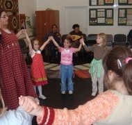 Gyermektáncház, aprók tánca péntekenként a Hagyományok Házában Budapesten Gyermektáncház, aprók tánca péntekenként a Hagyományok Házában Budapesten