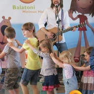 Badacsonyi gyermekhajó, Minimax hajó indul a kikötőből. Tombola, koncert, arcfestés, móka és kacagás Badacsonyi gyermekhajó, Minimax hajó indul a kikötőből. Tombola, koncert, arcfestés, móka és kacagás