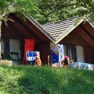 Romantikus hétvége vízparti faházban, balatoni bungalók foglalhatók a Club Tihanyban Romantikus hétvége vízparti faházban, balatoni bungalók foglalhatók a Club Tihanyban