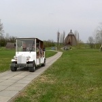 Bérelhető elektromos kisautó az Ópusztaszeri Nemzeti Történeti Emlékpark bebarangolására Bérelhető elektromos kisautó az Ópusztaszeri Nemzeti Történeti Emlékpark bebarangolására