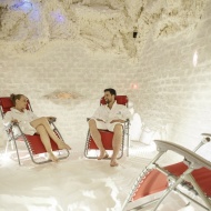 Wellness sóbarlang zenével és fényjátékkal minden egész órakor a Lepence Spa Fürdőben Visegrádon Wellness sóbarlang zenével és fényjátékkal minden egész órakor a Lepence Spa Fürdőben Visegrádon