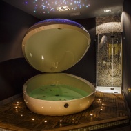 Holt-tengeri kezelés, lebegés sós vízben Visegrádon a Lepence Spa Wellness Fürdőben Holt-tengeri kezelés, lebegés sós vízben Visegrádon a Lepence Spa Wellness Fürdőben