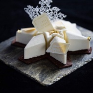 Karácsonyi fatörzs torta - Buche de Noël kóstolás és rendelés a Sofitel Hotelben Karácsonyi fatörzs torta - Buche de Noël kóstolás és rendelés a Sofitel Hotelben
