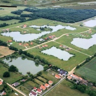 Faházas horgászat a Berek Horgászparkban kiépített horgászhelyekkel, közelben wellness és gyógyfürdő Faházas horgászat a Berek Horgászparkban kiépített horgászhelyekkel, közelben wellness és gyógyfürdő