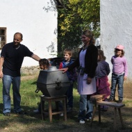 Nagymosás régen, bemutató és foglalkozás a Sóstói Múzeumfaluban gyerekeknek Nagymosás régen, bemutató és foglalkozás a Sóstói Múzeumfaluban gyerekeknek