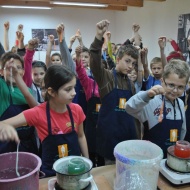 Gyertyamártás tematikus program a Sóstói Múzeumfaluban Gyertyamártás tematikus program a Sóstói Múzeumfaluban