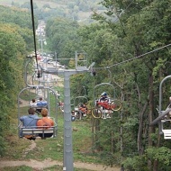 Libegő Sátoraljaújhely, repülő székekkel a Zemplén Kalandpark felett a Magas-hegyi kilátóig Libegő Sátoraljaújhely, repülő székekkel a Zemplén Kalandpark felett a Magas-hegyi kilátóig