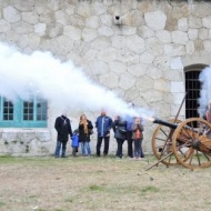 Szabadságharcos fegyverek, ágyú és puskamustra a Monostori Erődben