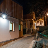Családi táborok erdei környezetben, neoalpin faházakban vagy bungalókban, a bakonyi Iglauer Parkban Családi táborok erdei környezetben, neoalpin faházakban vagy bungalókban, a bakonyi Iglauer Parkban