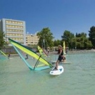 Vitorlás oktatás a Balatonnál, gyerek és felnőtt tanfolyamok a Club Tihany Vízisport Centrumban Vitorlás oktatás a Balatonnál, gyerek és felnőtt tanfolyamok a Club Tihany Vízisport Centrumban