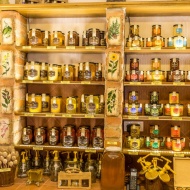Mézvásárlás a vizsolyi Mézmúzeum mézboltjában Mézvásárlás a vizsolyi Mézmúzeum mézboltjában