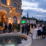 Eljegyzési buli a város felett történelmi helyszínen, elegáns környezetben, gyönyörű panorámával Eljegyzési buli a város felett történelmi helyszínen, elegáns környezetben, gyönyörű panorámával