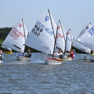 Vitorlázás a Tisza-tónál az Élményfalu Sail Vitorlás bázis vitorlás központjában Vitorlázás a Tisza-tónál az Élményfalu Sail Vitorlás bázis vitorlás központjában