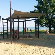 Zánkai strandolás kulturált szépen parkosított napozórészekkel, árnyékolt homokos játszóterekkel Zánkai strandolás kulturált szépen parkosított napozórészekkel, árnyékolt homokos játszóterekkel