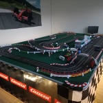 Autóverseny játék, igazi autóversenyzés autómodellekkel a különféle slot car racing boxutca pályákon Autóverseny játék, igazi autóversenyzés autómodellekkel a különféle slot car racing boxutca pályákon