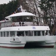 Balaton hajóbérleti díjak 2019. Nagyhajók, katamaránok, nosztalgiahajók, motoroshajók, vízibuszok Balaton hajóbérleti díjak 2019. Nagyhajók, katamaránok, nosztalgiahajók, motoroshajók, vízibuszok