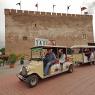 Gyulai Kolbásztaxi minden szerdán kisvonatos városnézéssel Gyulai Kolbásztaxi minden szerdán kisvonatos városnézéssel