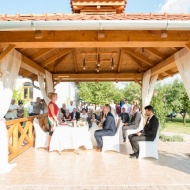 Romantikus esküvő Budapest közelében az autentikus, 1000 pincés Monori Pincefaluban