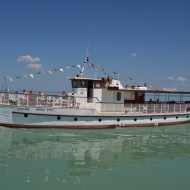 Balatonmáriafürdő hajókirándulás a nyáron 2019. Sétahajó járat és naplemente körút a főszezonban Balatonmáriafürdő hajókirándulás a nyáron 2019. Sétahajó járat és naplemente körút a főszezonban