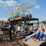 Riverside Szentendre, többfunkciós úszómű a Duna partján