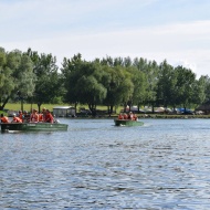 Vízi csapatépítés, csapatépítő vízitúra a vadregényes Tisza-tavon a Szabics Kikötő szervezésében