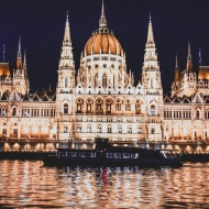 Élőzene Budapesten péntektől vasárnapig, hétvégi romantikus és varázslatos városnéző sétahajózás