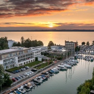 Balatoni wellness pihenés vitorlázással és félpanziós ellátással a siófoki Yacht Hotelben Balatoni wellness pihenés vitorlázással és félpanziós ellátással a siófoki Yacht Hotelben