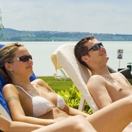 Júniusi nyaralás a Balatonnál előszezoni áron, kezdje a vakációt a vízparti Hotel Club Tihanyban Júniusi nyaralás a Balatonnál előszezoni áron, kezdje a vakációt a vízparti Hotel Club Tihanyban
