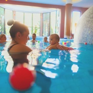 SBA Babaúszó Tábor Bükfürdőn a Caramell Prémium Resort szállodában SBA Babaúszó Tábor Bükfürdőn a Caramell Prémium Resort szállodában
