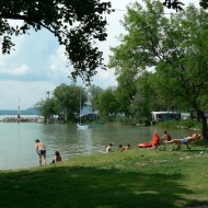 Vízparti kempingezés a vízisportok szerelmeseinek Balatonbogláron, a vitorláskikötőnél Vízparti kempingezés a vízisportok szerelmeseinek Balatonbogláron, a vitorláskikötőnél
