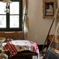 Élet a fonóban, fonás- szövés bemutató iskolai csoportoknak a Skanzenben Élet a fonóban, fonás- szövés bemutató iskolai csoportoknak a Skanzenben