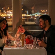 Valentin-napi hajókirándulás Budapesten gyertyafényes svédasztalos vacsorával, élőzenével